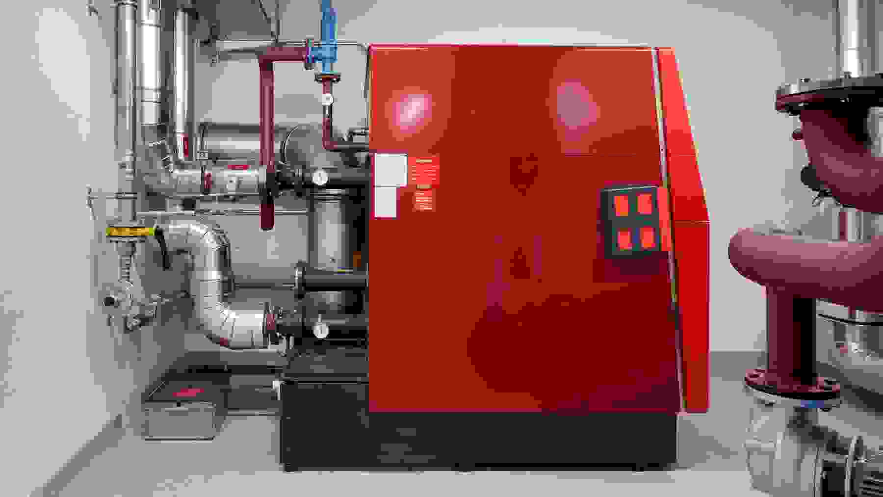 Zoom: Gaskessel: Der Gaskessel mit einer Leistung von 850 kW dient zur Abdeckung der Spitzenlast und kann bei Bedarf modulierend dazu geschaltet werden.