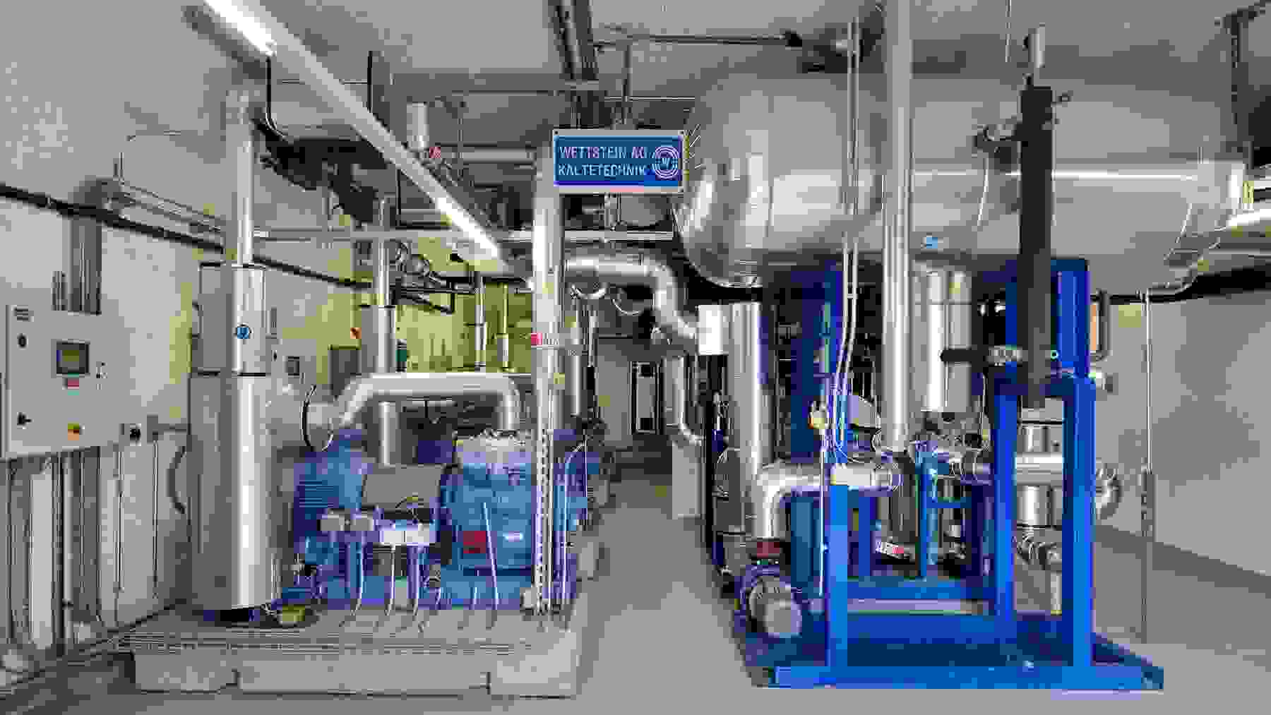 Zoom: Ammoniak-Wärmepumpe: Die Ammoniak-Wärmepumpe deckt mit einer Wärmeleistung von 850 kW die Grundlast ab. Sie nutzt als Primärenergie die Abwärme der Haco AG.