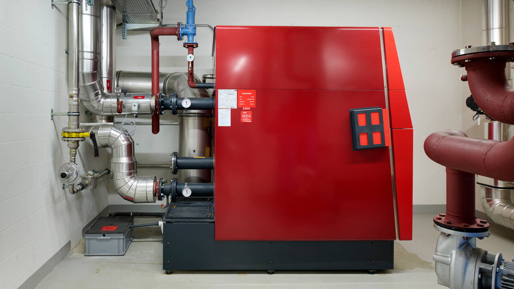 Zoom: Gaskessel: Der Gaskessel mit einer Leistung von 850 kW dient zur Abdeckung der Spitzenlast und kann bei Bedarf modulierend dazu geschaltet werden.