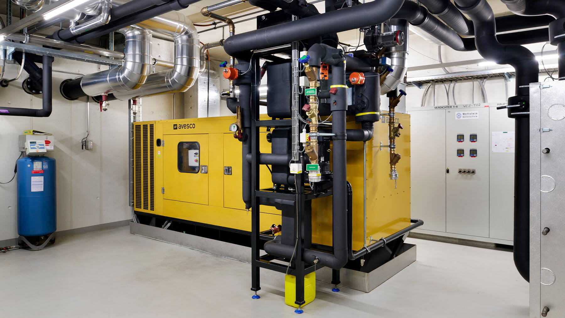 Zoom: Netzersatzanlage: Mit der Netzersatzanlage kann bei einem Stromausfall Notstrom für versorgungsrelevante und lebenserhaltende Geräte erzeugt werden. Die Notstromanlage wird mit Heizöl betrieben.